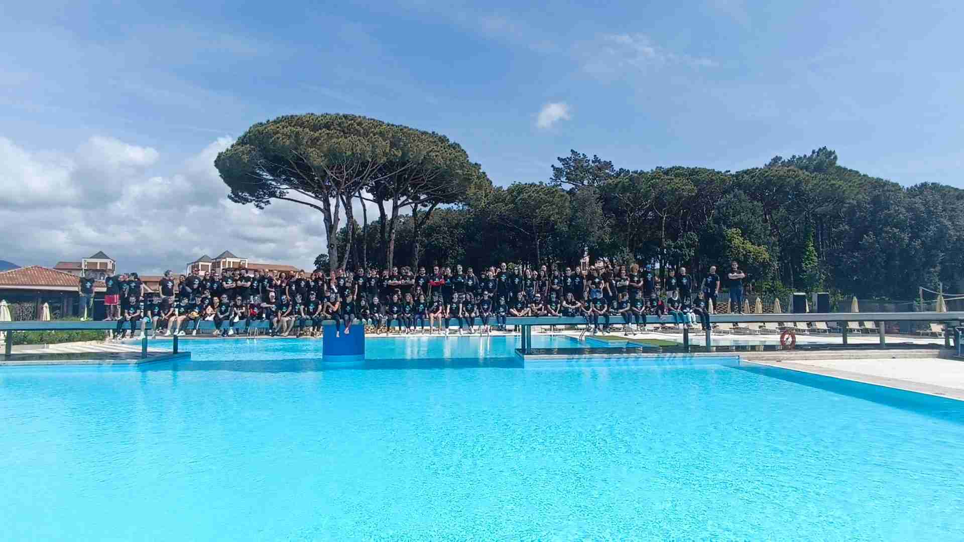 Team building outdoor esperienziale con gruppo in natura