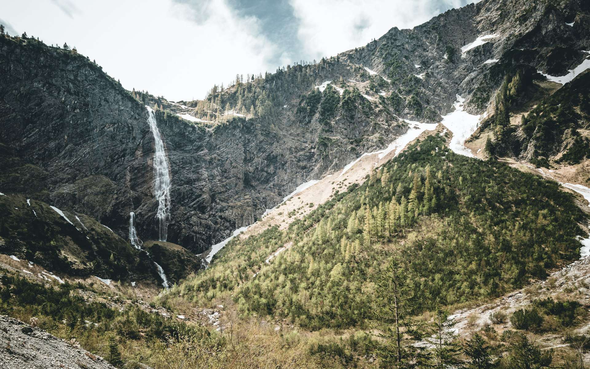 Piscina naturale color turchese circondata da montagne, esempio di gola alpina dove fare il bagno in Piemonte